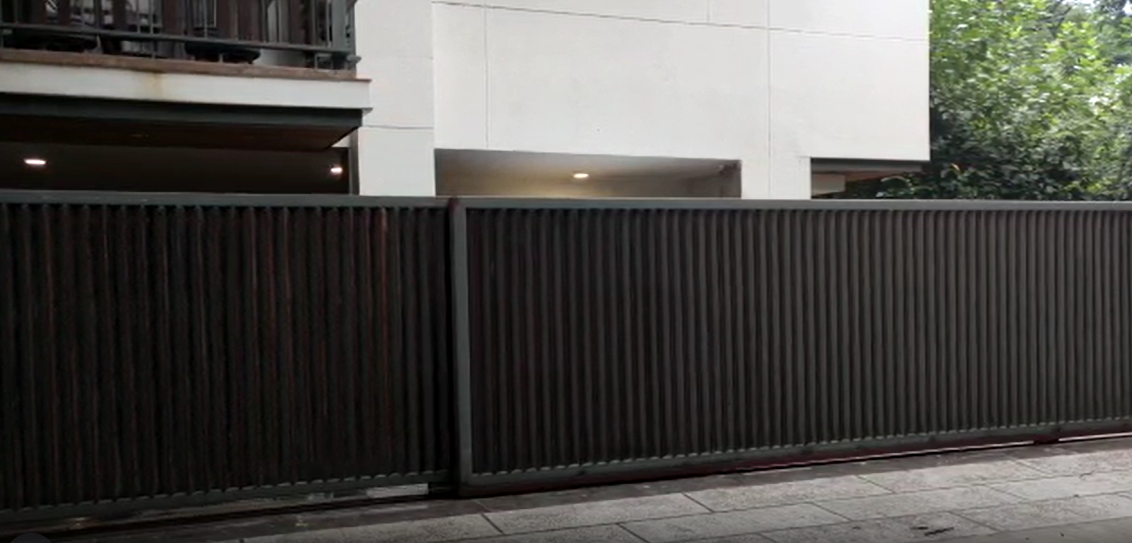 Telescopic gate for narrow driveway